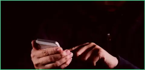 Инкоме Сток Эксчэндж Лтд использует телефон как средство связи со своими жертвами